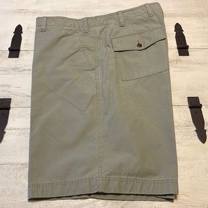 NÁUTICA CLIPPER Bermuda shorts, size 38W. Light olive green.